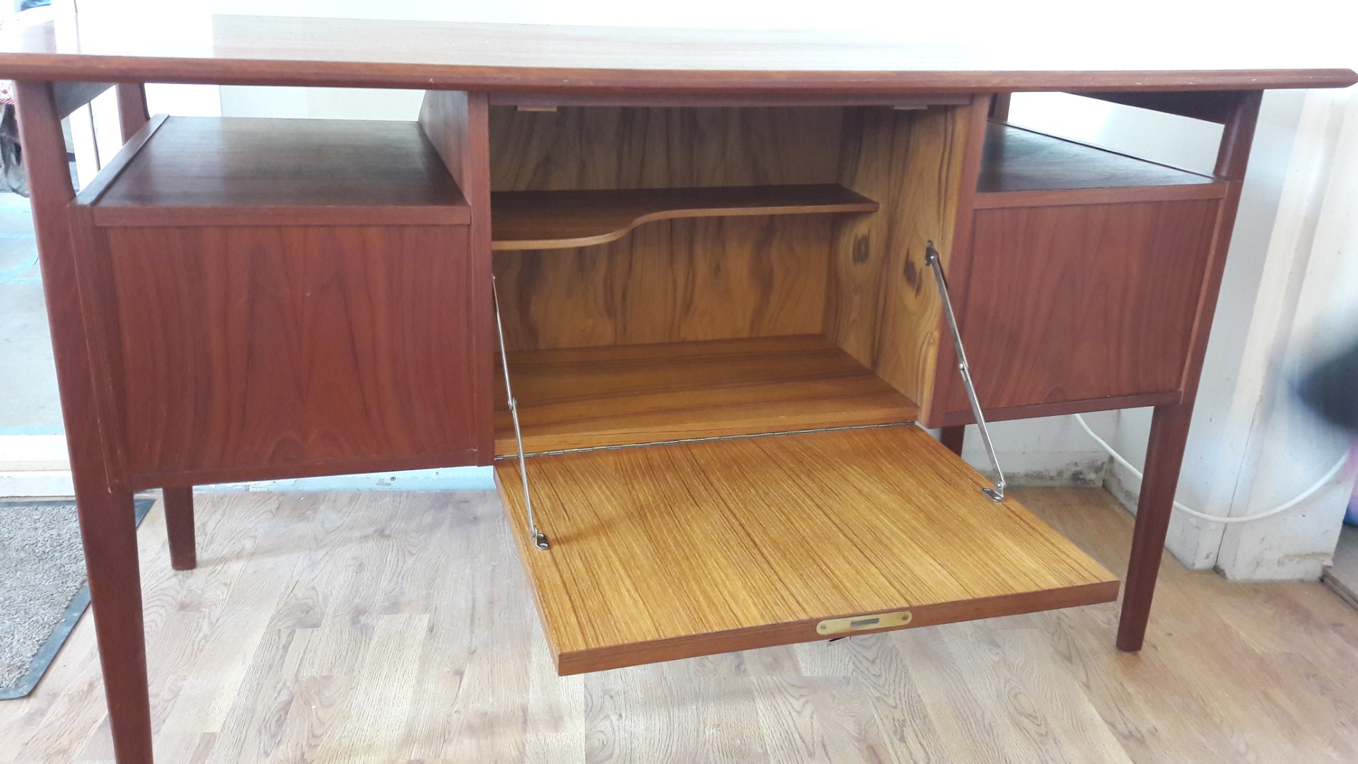 Deens design teakhouten bureau met bardeel