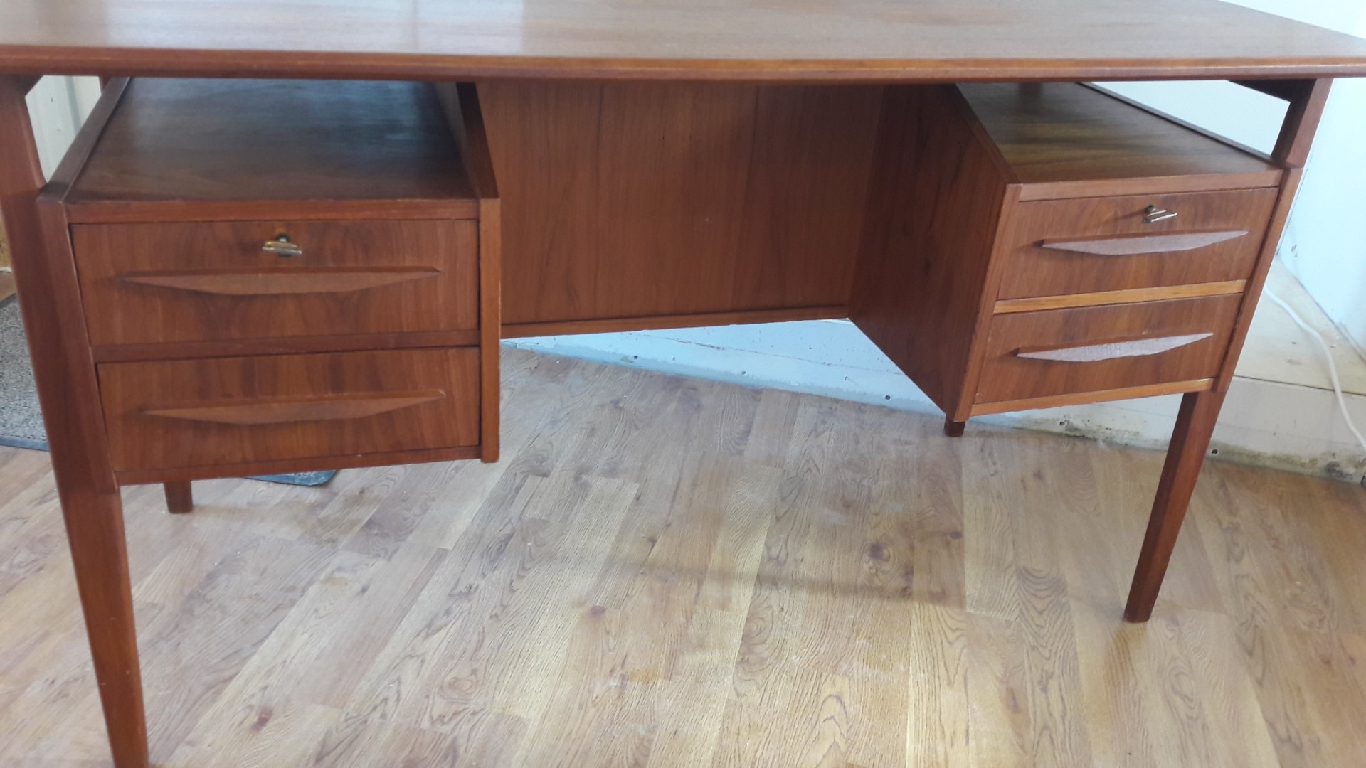 Deens design teakhouten bureau met bardeel