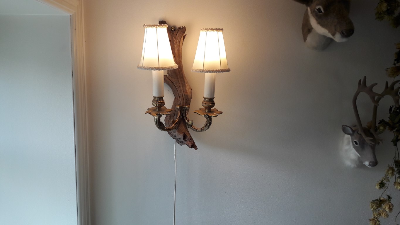 slikken kip tempo Driftwood wandlamp met 2 brocante kandelaararmen - Den Gamle Herlighed